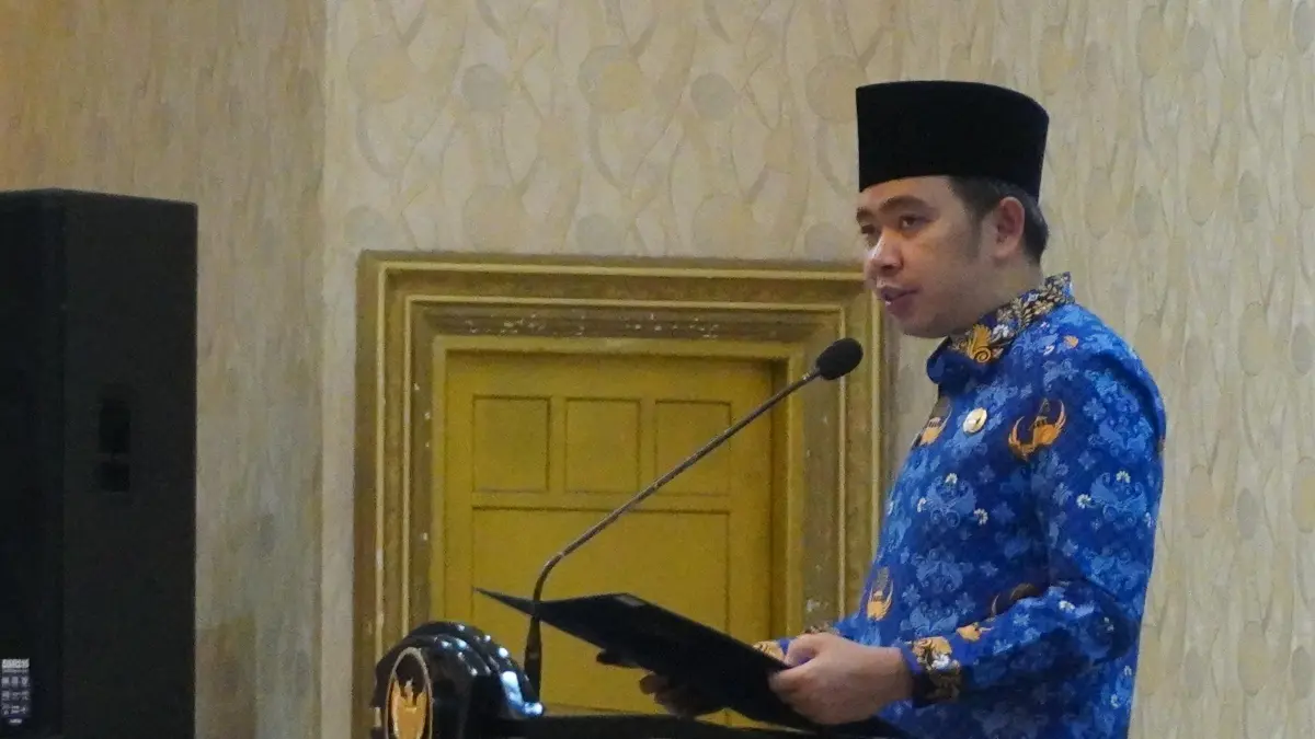 Bupati Jember Muhammad Fawait, saat melantik 223 ASN baru, di Pendapa Wahyawibawagraha Jember, (27/4/2026). (Foto: Maulana/Radar Jember)
