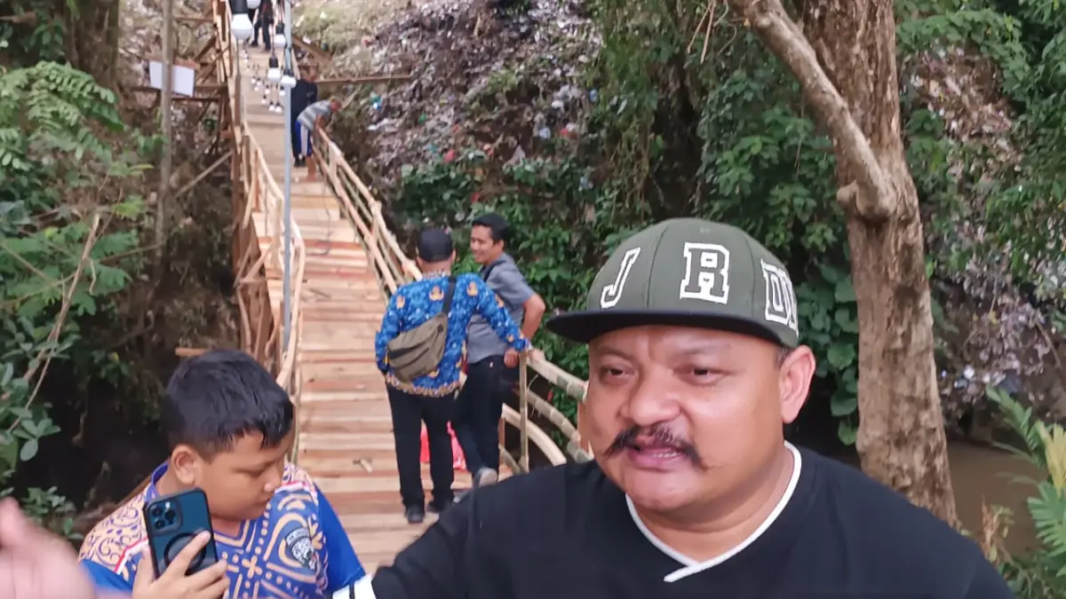 Ketua Panitia Pelaksana Pembangunan Jembatan
Lukman Beryl