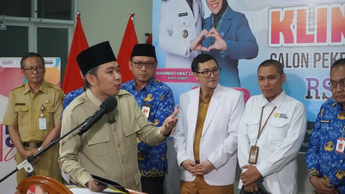 LAYANAN BARU: Bupati Gus Fawait memberikan keterangan terbuka, seusai meresmikan klinik khusus CPMI di RSD Balung, Jember, Senin (27/4). (MAULANA/RADAR JEMBER)