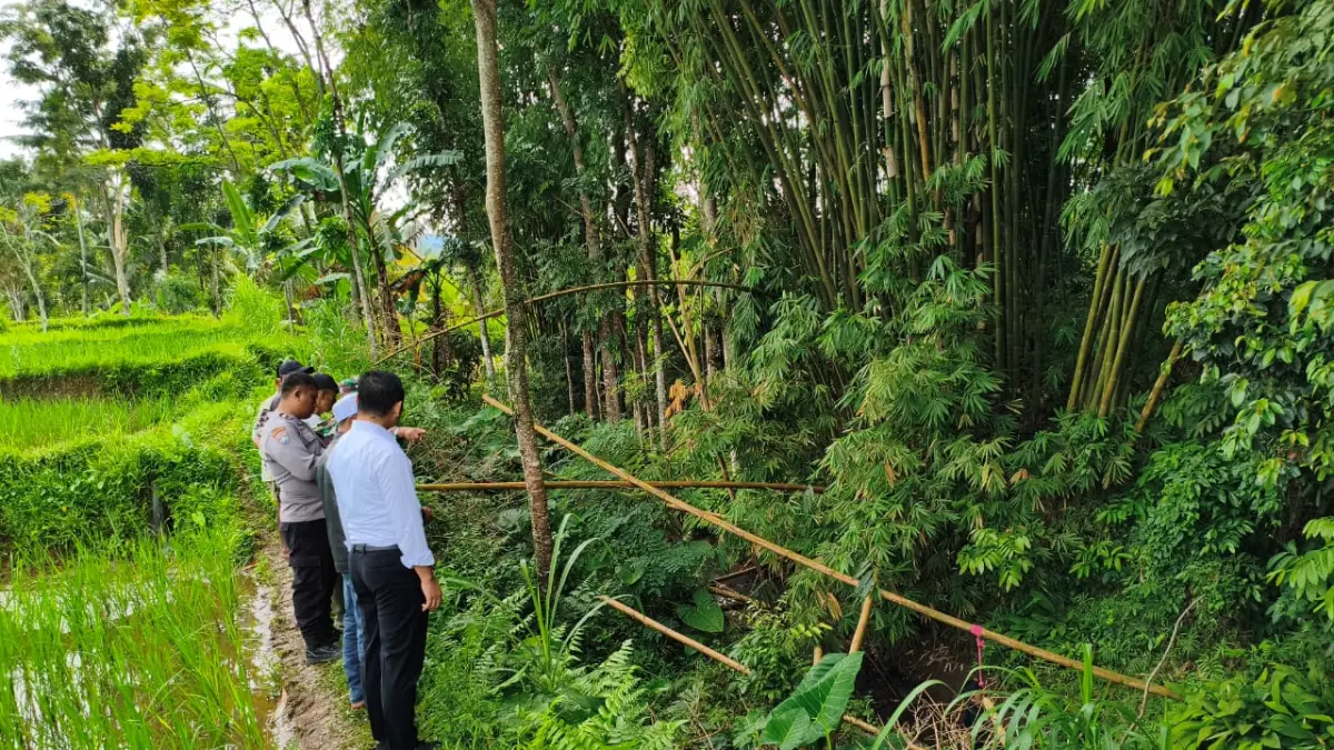 OLAH TKP: Tim Inafis Polres Jember saat melakukan olah tempat kejadian perkara&nbsp; meninggalnya siswa SMA Al Hasan yang gantung diri di sungai pada kemarin pagi (27/4).