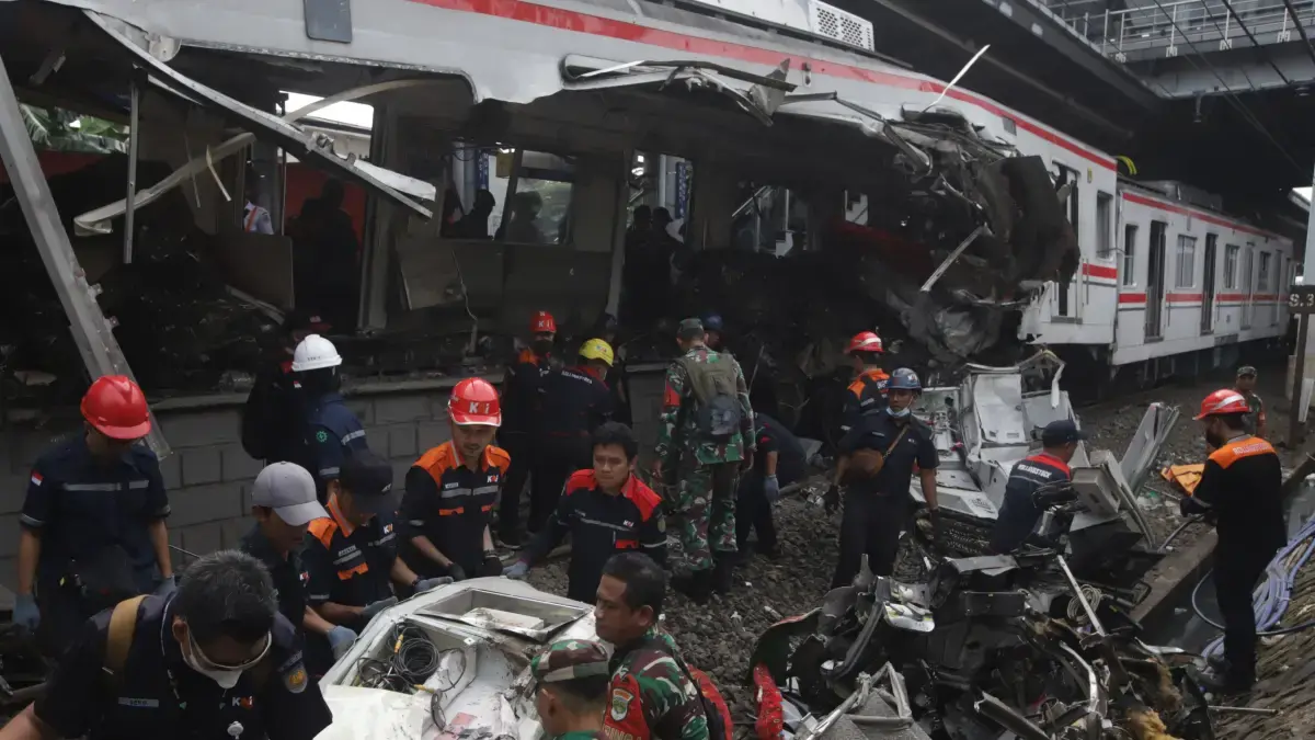 Proses evakuasi gerbong KRL Commuterline yang bertabrakan dengan KA Argo Bromo Anggrek di Stasiun Bekasi Timur, Bekasi, Jawa Barat, Selasa (28/4/2026). (Dery Ridwansah/ JawaPos.com)