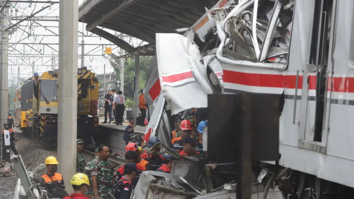 Proses evakuasi gerbong KRL Commuterline yang tabrakan dengan KA Argo Bromo Anggrek di Stasiun Bekasi Timur, Bekasi, Jawa Barat, Selasa (28/4/2026). (Dery Ridwansah/JawaPos.com)