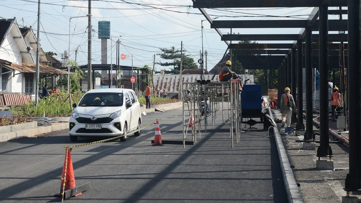 RENOVASI:&nbsp;Kondisi Jalan Wijaya Kusuma tepatnya depan Stasiun Jember yang ada perbaikan oleh PT KAI. (M. ADHI SURYA/RADAR JEMBER)