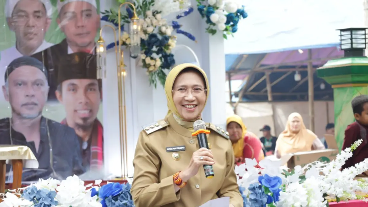 
SAMPAIKAN: Bupati Lumajang Indah Amperawati saat menyampaikan sejumlah pesan saat
peresmian masjid di Desa Kalipenggung, Kecamatan Randuagung.
