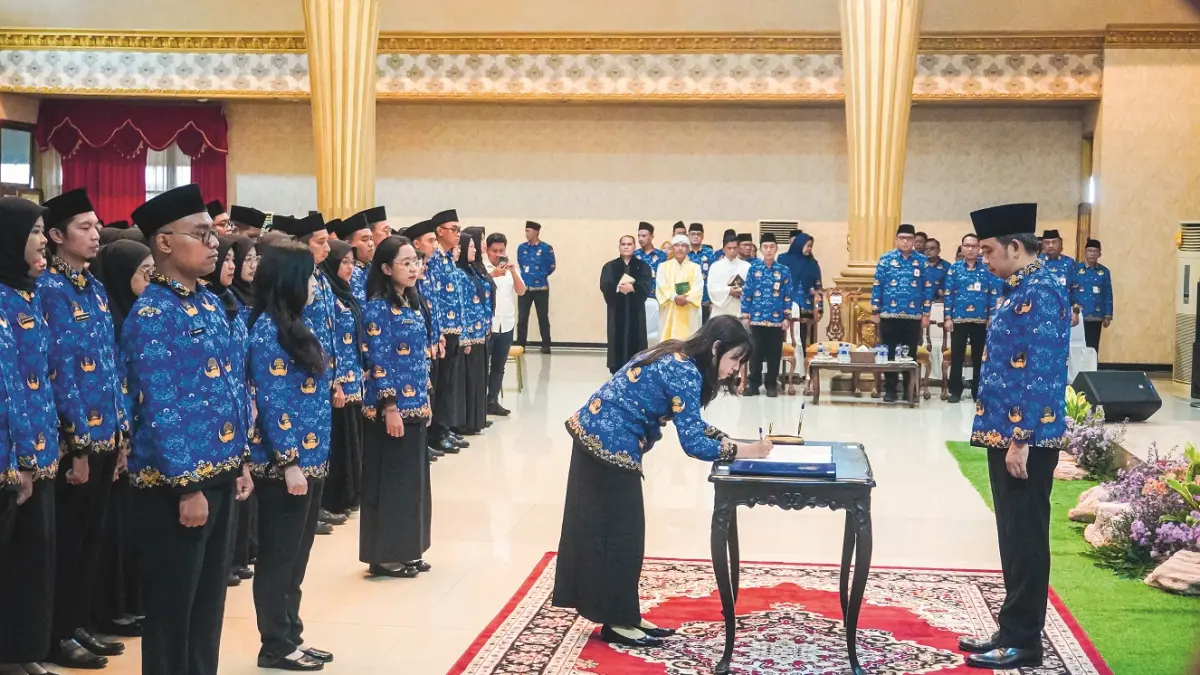 SIAP AMBIL PERAN: Para ASN baru saat dilantik Bupati Gus Fawait, di Pendapa Wahyawibawagraha, Senin (27/4). (MAULANA/RADAR JEMBER)