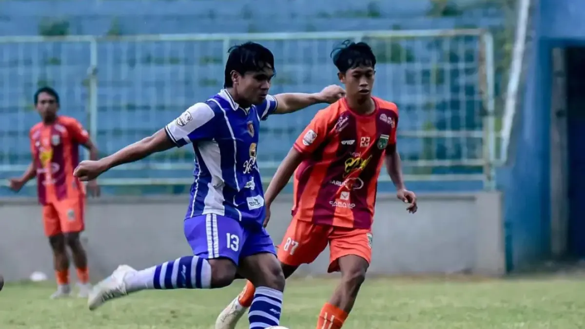 TRIAL PERDANA: Pertandingan uji coba Persid Jember dengan Persikoba Kota Batu di Stadion Gelora Brantas, Batu, Minggu (26/4) sore. Hasilnya, Persid menang 2-0.(PERSID JEMBER)