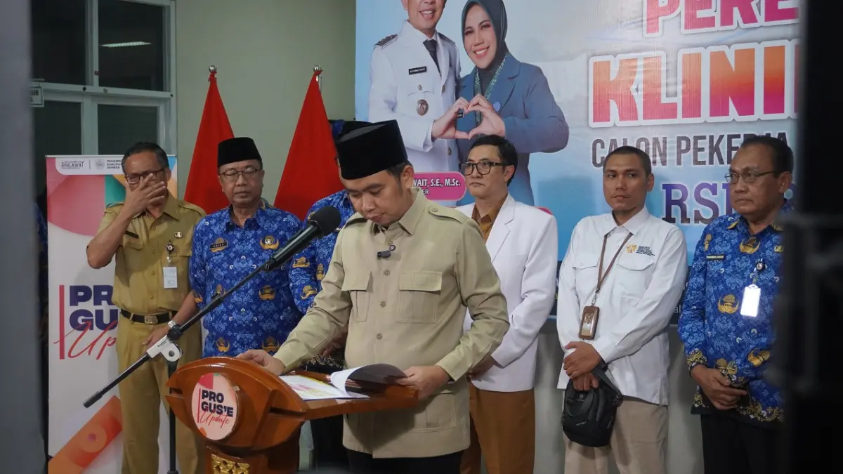 BERI KABAR BAHAGIA: Gus Fawait saat mengumumkan kabar pencairan beasiswa dengan skema penyaluran yang berkelanjutan, saat kesempatan di forum Pro Guse Update, di RSD Balung, (27/4). (MAULANA/RADAR JEMBER)