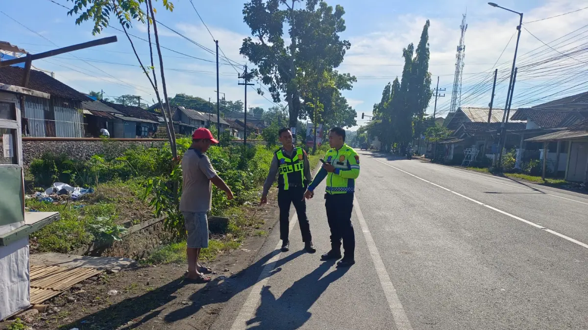 DATANGI LOKASI: Anggota Lakalantas Polres Jember saat mendatangi lokasi seorang pejalan kaki di Jalan Slamet Riyadi, Kecamatan Patrang.