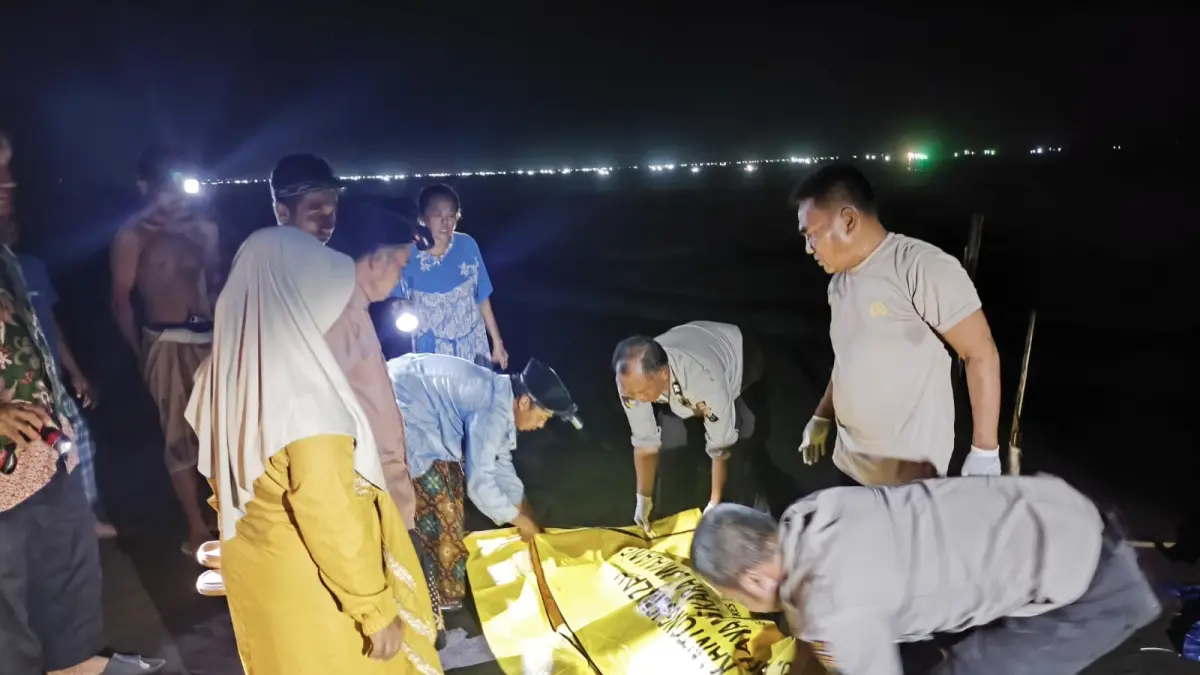 EVAKUASI: Anggota kepolisian bersama warga warga mengevakuasi jasad perempuan yang ditemukan meninggal di Pantai Cemara, Kecamatan Puger, Selasa (28/4) malam. (POLSEK PUGER)