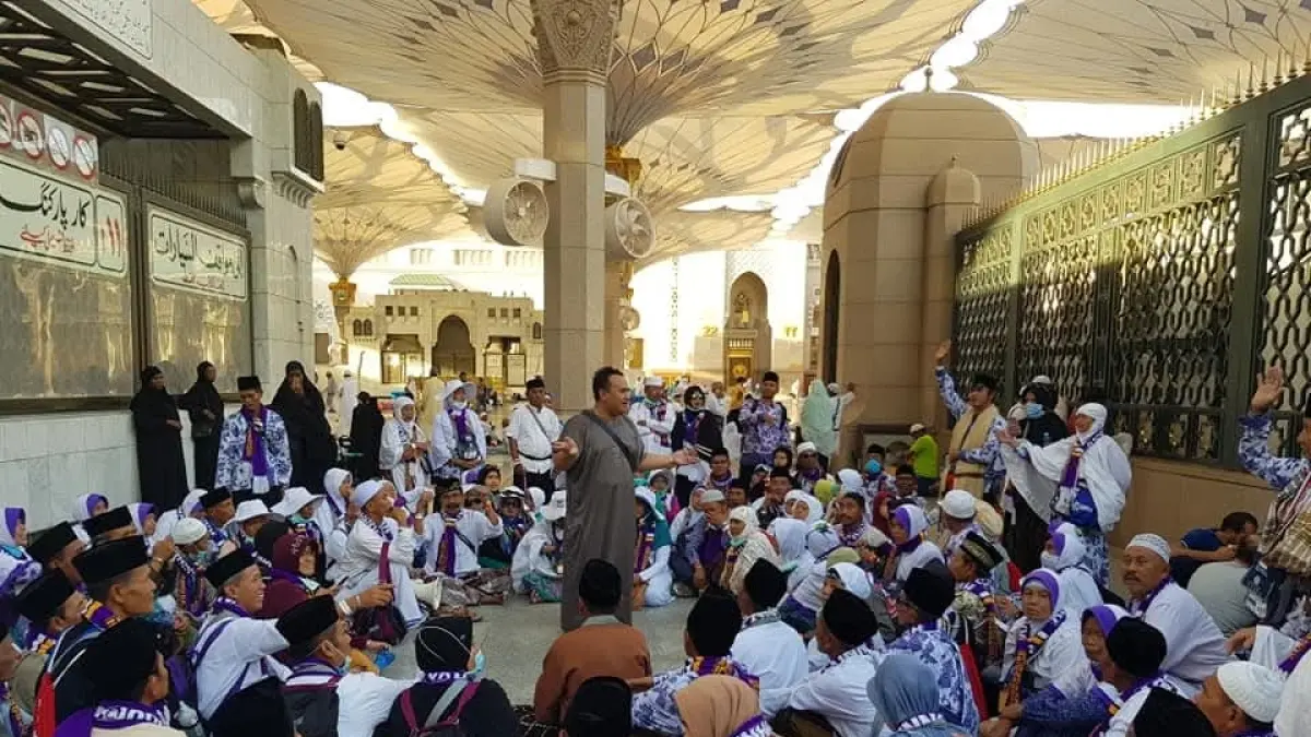 KHIDMAT: Dokumenter rombongan haji dari KBIHU Assunniyah Kencong beberapa tahun lalu.&nbsp;(KBIHU Assunniyah)