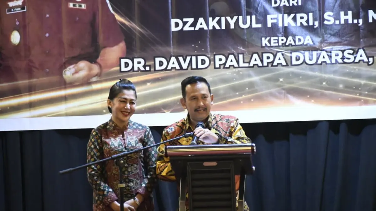 MENYAMPAIKAN: momen Kajari Bondowoso David Palapa Duarsa saat memberikan sambutan didampingi sang istri (DISKOMINFO BONDOWOSO)