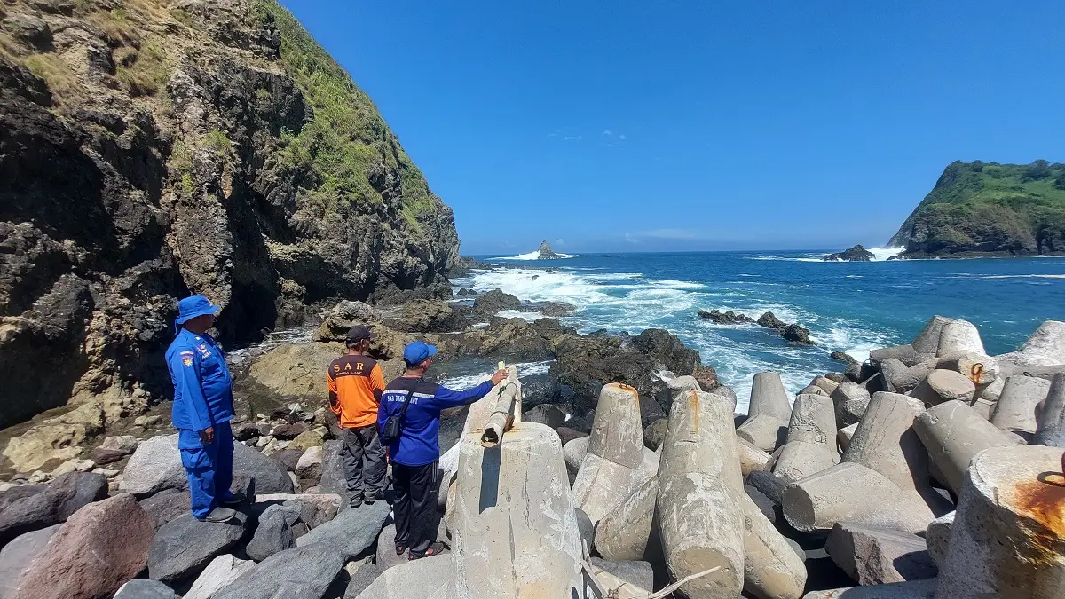 PENCARIAN: Petugas SAR Rimba Laut bersama Satpolair Polres Jember melakukan pencarian korban hilang di sekitar di Pantai Payangan, Desa Sumberejo, Kecamatan Ambulu, Rabu (29/4) pagi. (JUMAI/RADAR JEMBER)