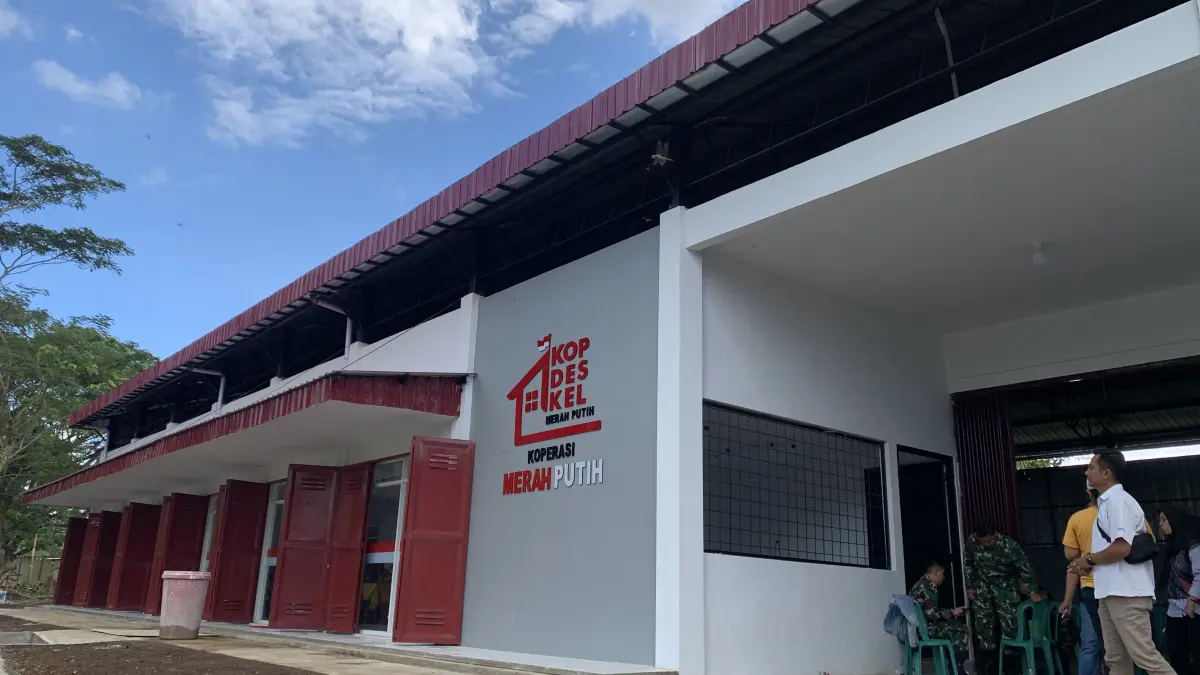 RAMPUNG: Gerai koperasi desa dan koperasi kelurahan merah putih, yang sudah tuntas 100 persen proses pembangunannya. (ILHAM WAHYUDI)
