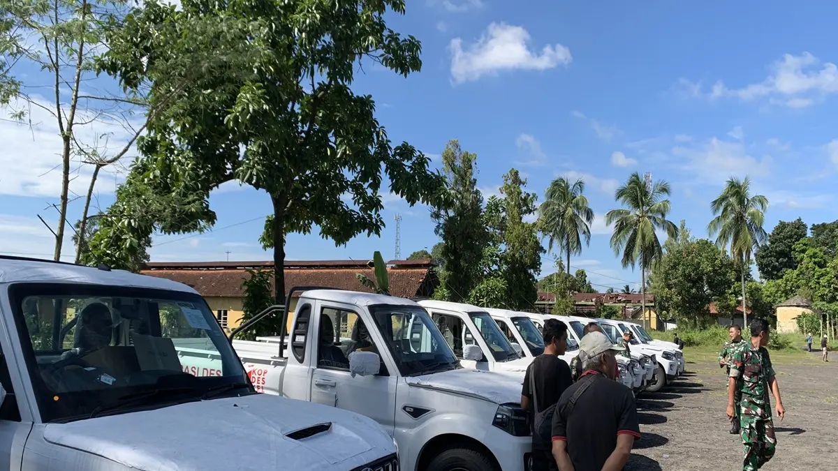 RAPI: Salah seorang warga di Bondowoso melihat piket merk Mahindra asal India yang akan diberikan kepada para pengurus KDKMP di Kota Tape.(ILHAM WAHYUDI)