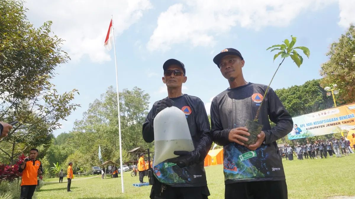 TERIMA APRESIASI: Wawan dan Cak Mat, dua pentolan relawan yang biasa beroperasi di jalur Gumitir penghubung Jember - Banyuwangi, saat bibit pohon dan ikan, saat puncak HKN 2026, di Agrowisata PPG Sidomulyo, Kecamatan Silo, Jember (26/4). (MAULANA/RADAR JEMBER)