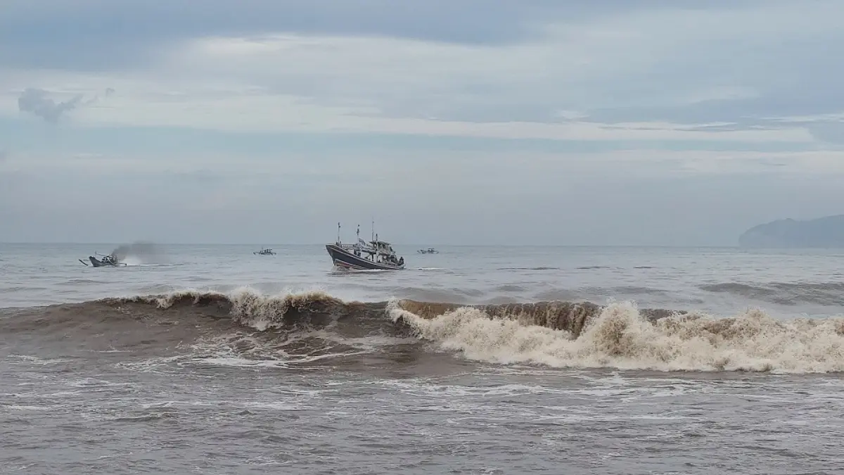 TUNGGU MOMENT: Sejumlah perahu nelayan menunggu waktu yang tepat untuk bisa masuk Plawangan Puger. Akhir-akhir ini terjadi ombak besar hingga akhir pekan kemarin ada jukung karam. (JUMAI/RADAR JEMBER)