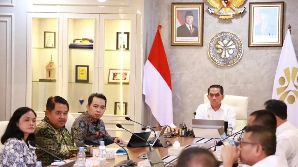 AUDIENSI: Bupati Gus Fawait ditemani Kadisnaker Hadi Mulyono dan Kepala BPKAD Yuliana Harimurti, saat melakukan audiensi membahas tata kelola PMI, di Kantor KP2MI, di Jakarta, (29/4). (DOK. GUS FAWAIT)