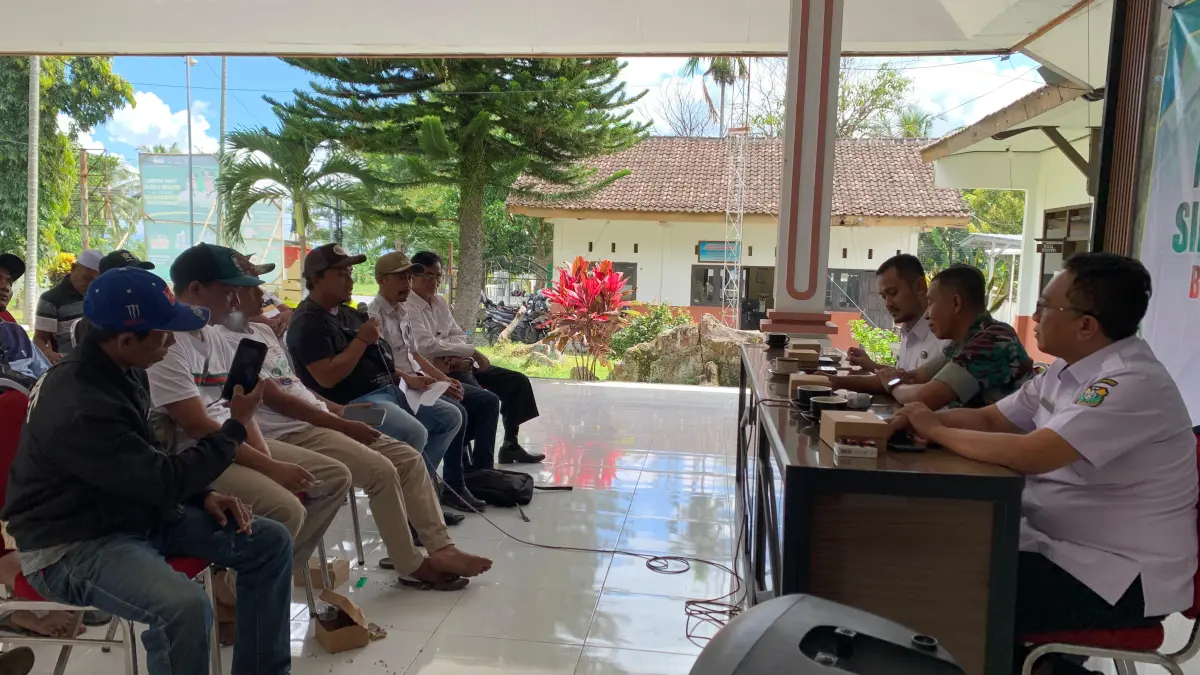 Camat Tlogosari, Rian Hidayat memfasilitasi warga dan pengusaha tebu untuk melakukan pertemuan, dalam rangka membahas upaya perbaikan jalan rusak. (ILHAM/RJ)