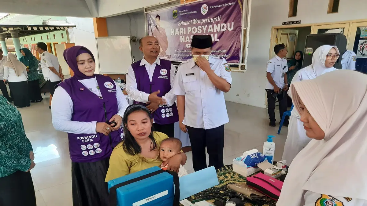 CEK LANGSUNG: Ketua TP PKK Kab. Bondowoso Khodijatul Qodriyah saat meninjau proses pelayanan Posyandu di Desa Tegal Ampel. (FAQIH HUMAINI/RADAR IJEN)