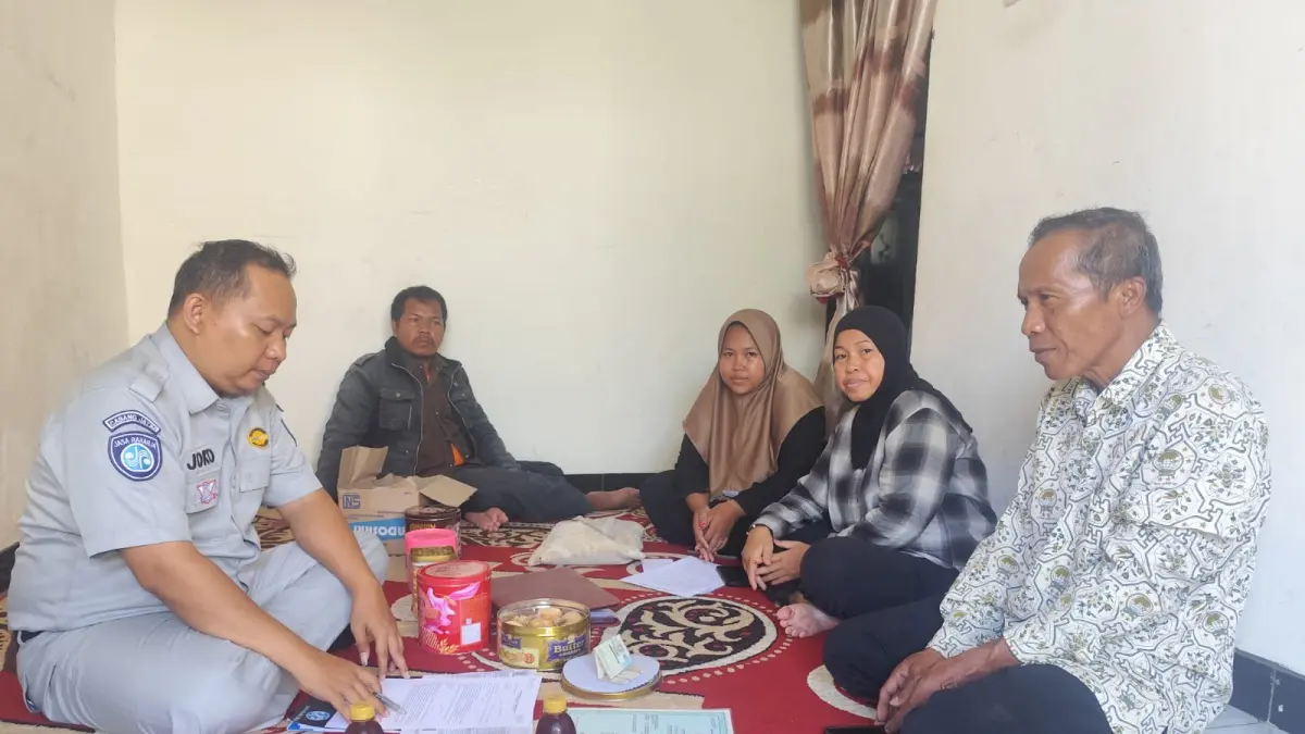 DATANGI: Pihak jasa raharja Lumajang saat mendatangi korban laka lantas untuk memberikan dukungan kesehatan.