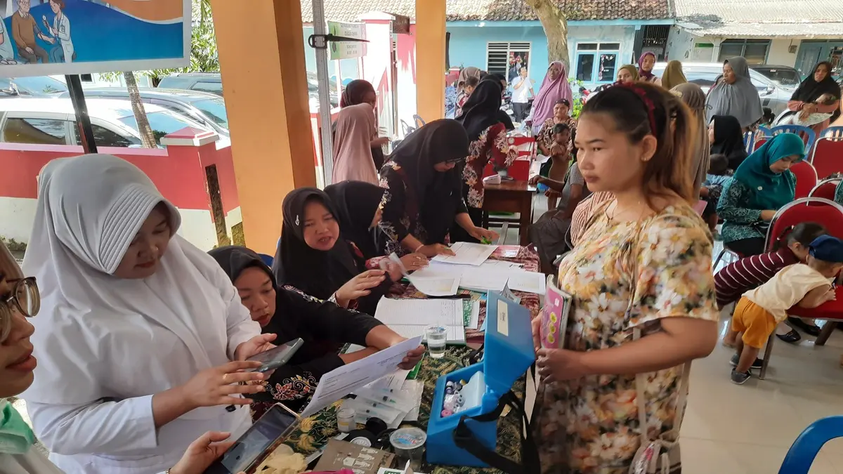 DIPERIKSA: Seorang ibu di Desa Tegal Ampel saat berkonsultasi kepada petugas posyandu. (FAQIH HUMAINI/RADAR IJEN)