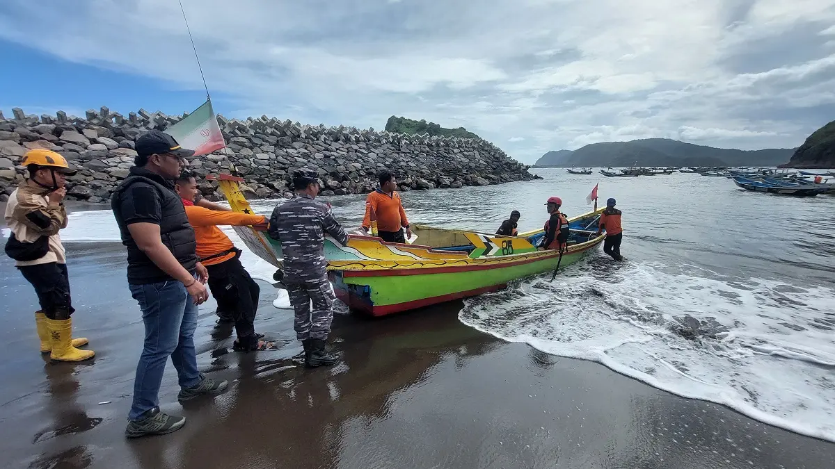 MASIH NIHIL: Sar gabungan dari Basarnas, Sar Rimba Laut, Brandal Alas dan BPBD Jember dan keluarga korban melakukan pencarian korban menggunakan perahu milik anggota SAR Rimba Laut Kamis (30/4). (JUMAI/RADAR JEMBER)