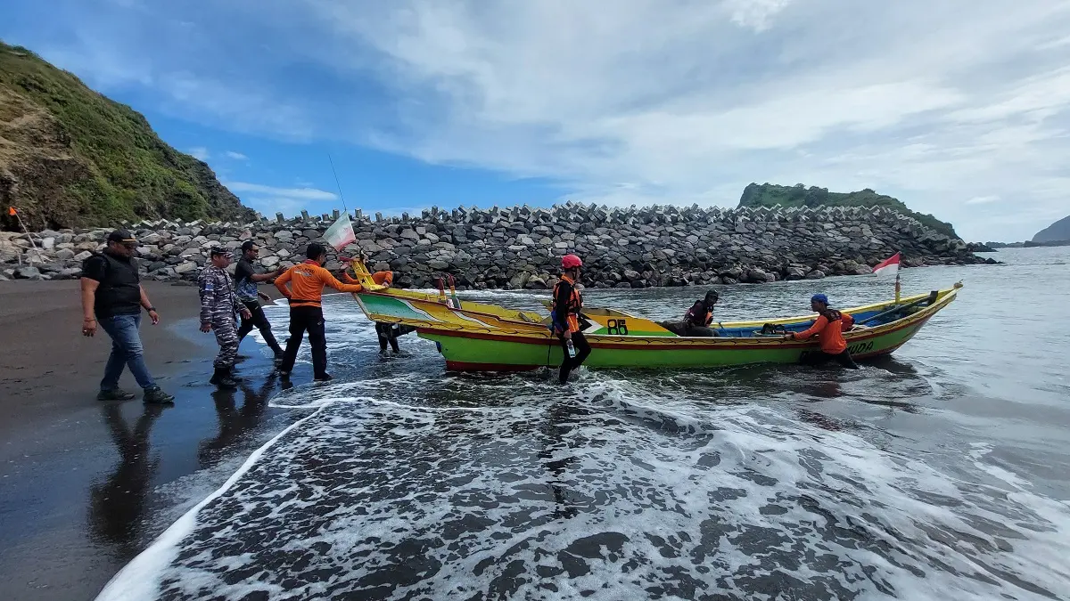 MASIH NIHIL: Sar gabungan dari Basarnas, Sar Rimba Laut, Brandal Alas dan BPBD Jember dan keluarga korban melakukan pencarian korban menggunakan perahu milik anggota SAR Rimba Laut Kamis (30/4). (JUMAI/RADAR JEMBER)