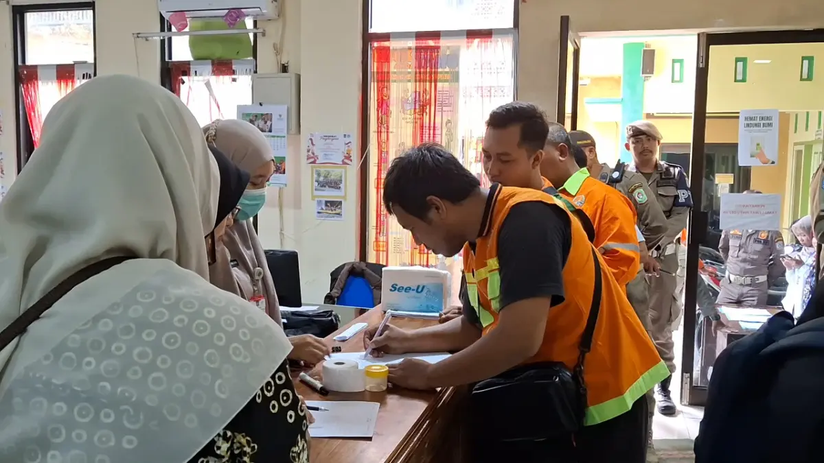 PERIKSA: Seluruh pegawai di lingkungan Pemkab Lumajang saat menjalani tes urine, kemarin