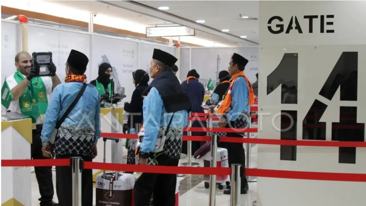 Petugas imigrasi Arab Saudi memeriksa dokumen jamaah calon haji (ft:ANTARA)