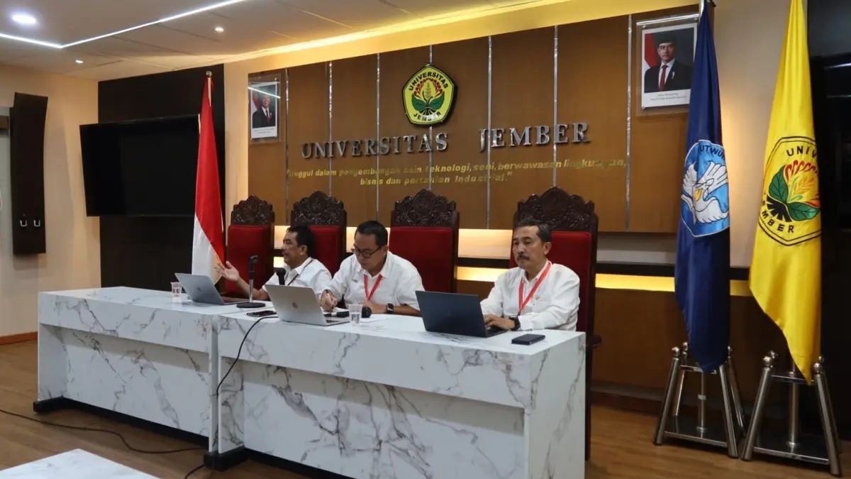 SAMPAIKAN INFORMASI : Wakil Rektor I, Prof. Slamin (kiri) memberikan penjelasan saat menerima audiensi mahasiswa. (HUMAS UNEJ)