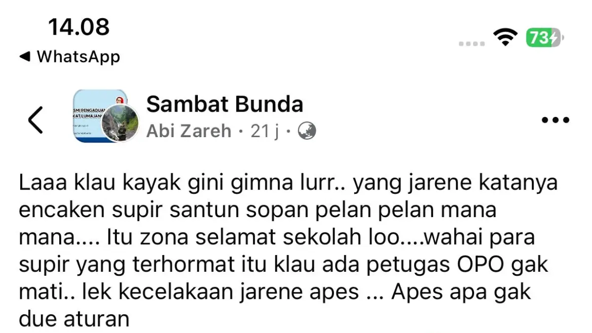 Tangkap layar sebuah dump truk melintas melebihi marka jalan, kemarin.