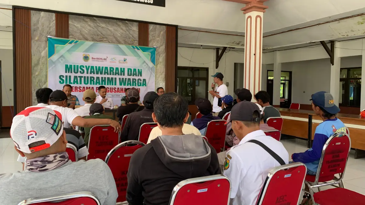 TEGAS: Perwakilan warga di Kecamatan Tlogosari menyampaikan keinginannya kepada Forkopimca setempat, terkait upaya perbaikan jalan secara swadaya, kemarin. (ILHAM/RJ)
