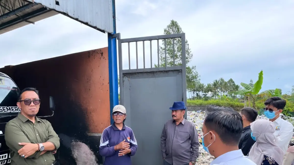 
TINJAU: Komisi B DPRD Lumajang saat meninjau lokasi pasar Pronojiwo, kemarin.