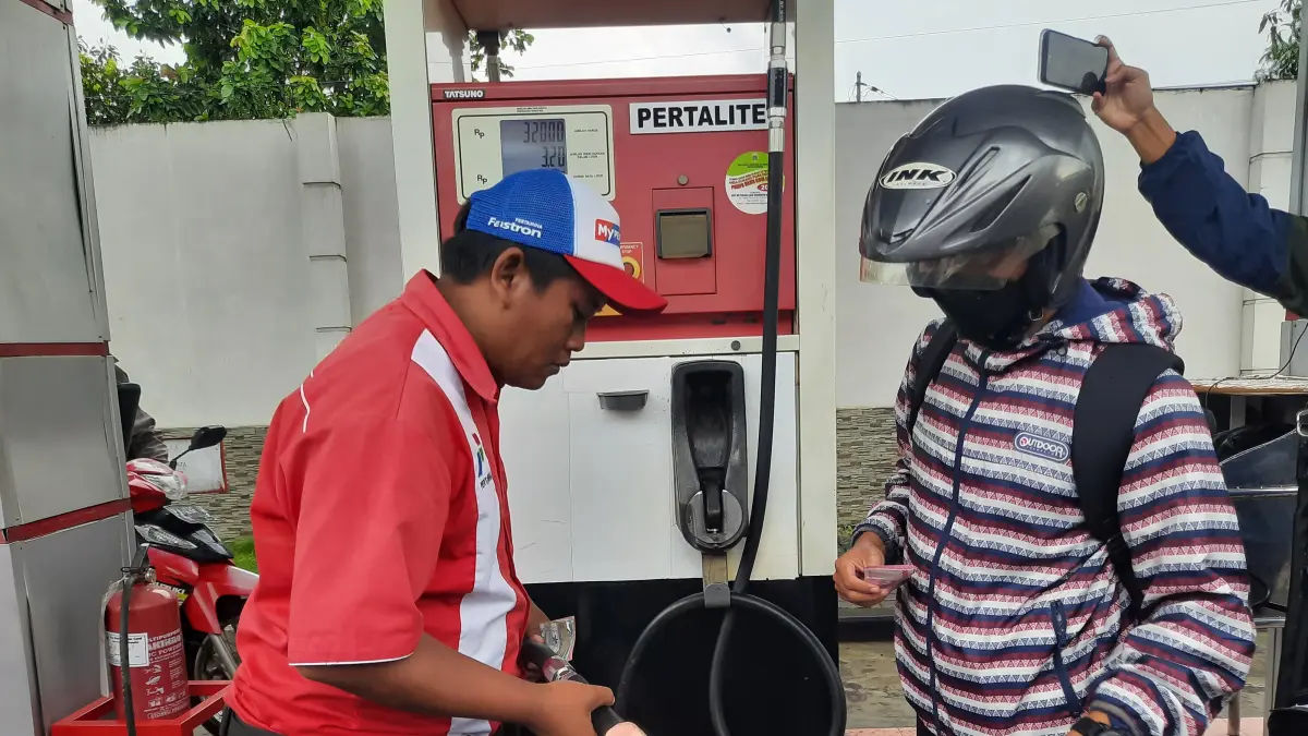DILAYANI: Petugas SPBU di Bondowoso saat melayani mesyarakat (FAQIH/RJ)