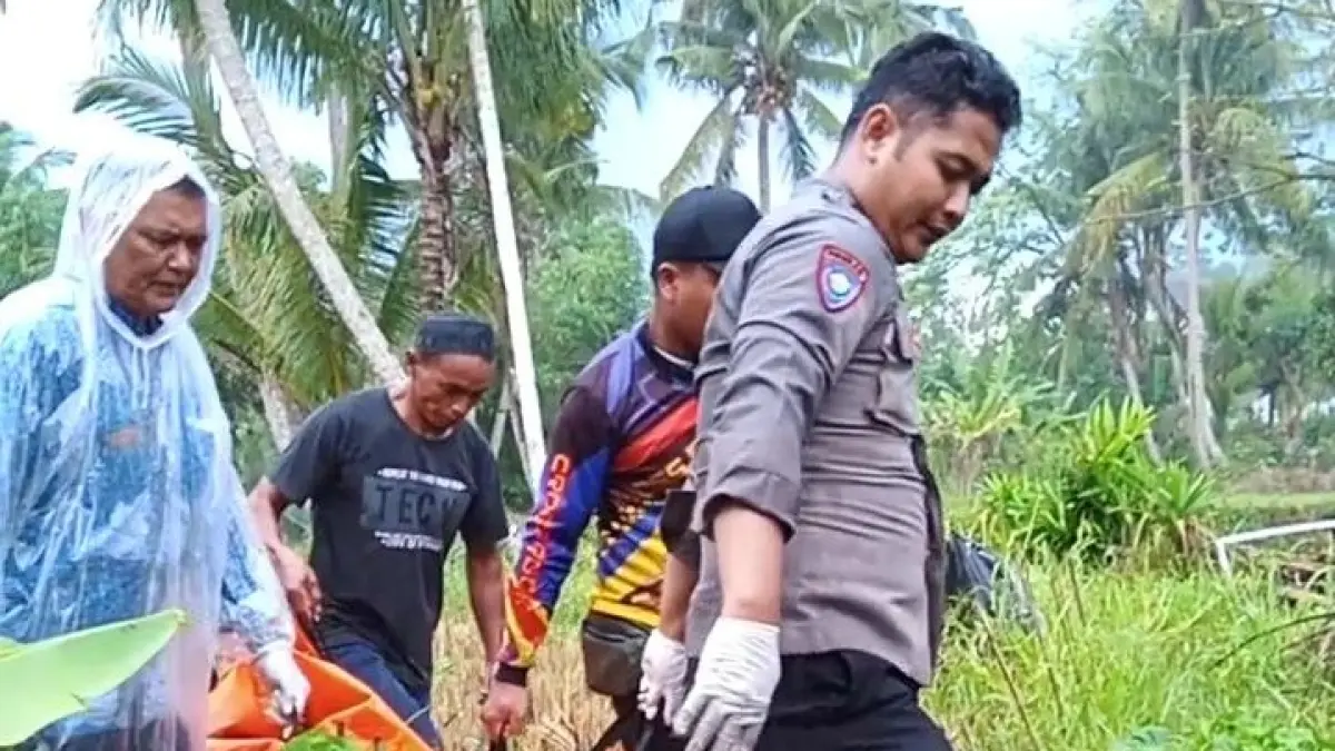 EVAKUASI: Anggota Polsek Silo bersama warga dan tenaga kesehatan Puskesmas Silo saat melakukan evakuasi jasad Huyang 44 yang hanyut di sungai. (POLSEK SILO)