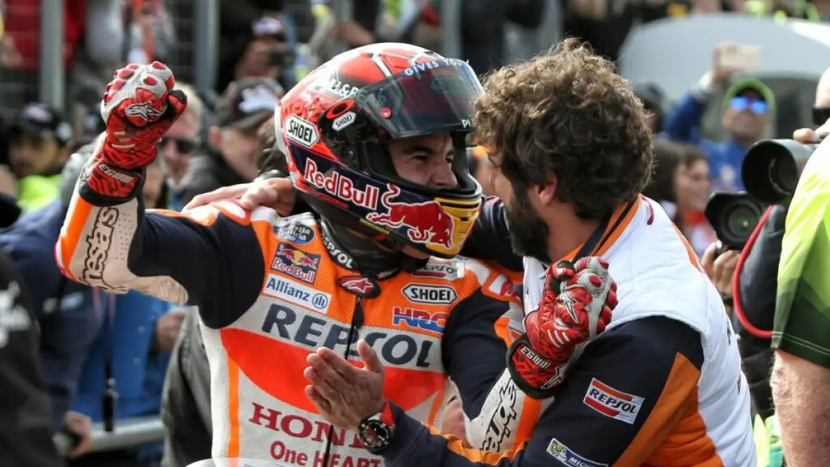 Marc Marquez (kiri) dan Santi Hernandez ketika masih bersama Honda. (MotoGP)