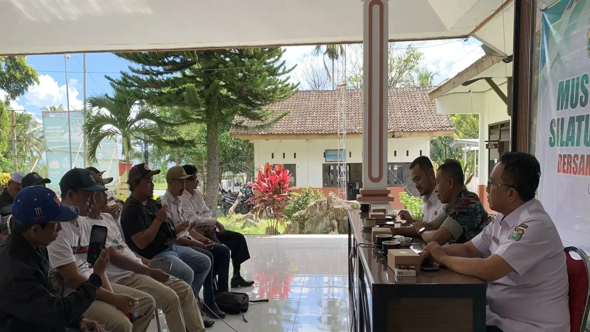 TEGAS: Perwakilan warga di Kecamatan Tlogosari menyampaikan keinginannya kepada Forkopimca setempat, terkait upaya perbaikan jalan secara swadaya, kemarin. (ILHAM WAHYUDI/RADAR IJEN)