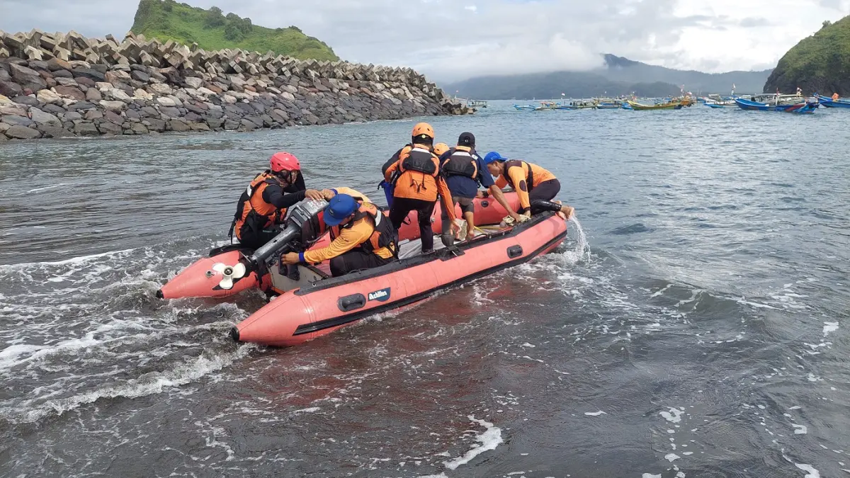 TERKENDALA CUACA: Tim SAR gabungan dari Basarnas Banyuwangi bersama SAR Rimba Laut melakukan pencarian hari ketiga korban Muhamad Ali Makrus di perairan Payangan, kemarin (1/5). (JUMAI/RADAR JEMBER)