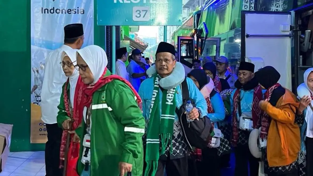 TIBA DENGAN SELAMAT: Jemaah haji Jember saat tiba di Asrama Haji Sukolilo, Surabaya, kemarin (1/5) subuh. (HAFID)