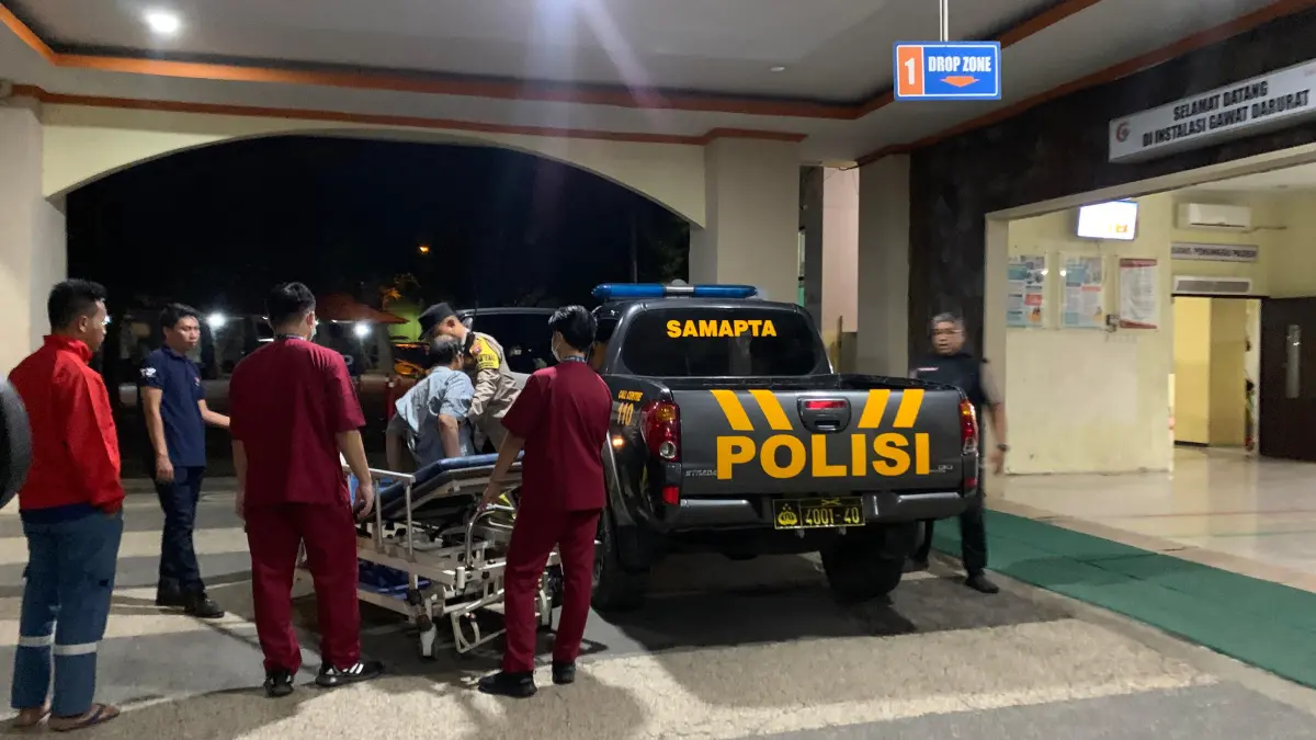 DIEVAKUASI: Anggota Polsek Bondowoso Kota membawa pria misterius yang ditemukan terlantar di pinggir jalan Desa Sukowiryo, ke RSD dr H Koesnadi. (Ilham/RJ)