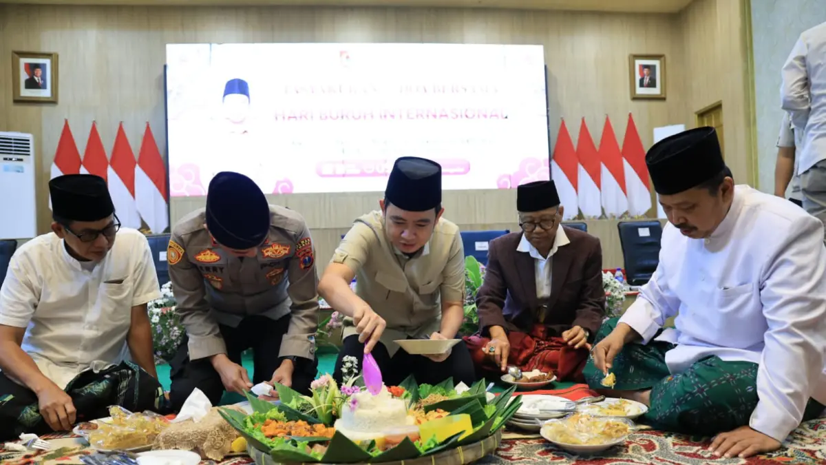 GUYUB: Gus Fawait saat memotong tumpeng, menandai peringatan May Day 2026 di Pendapa Wahyawibawagraha (1/5). (DOK. RIBI)