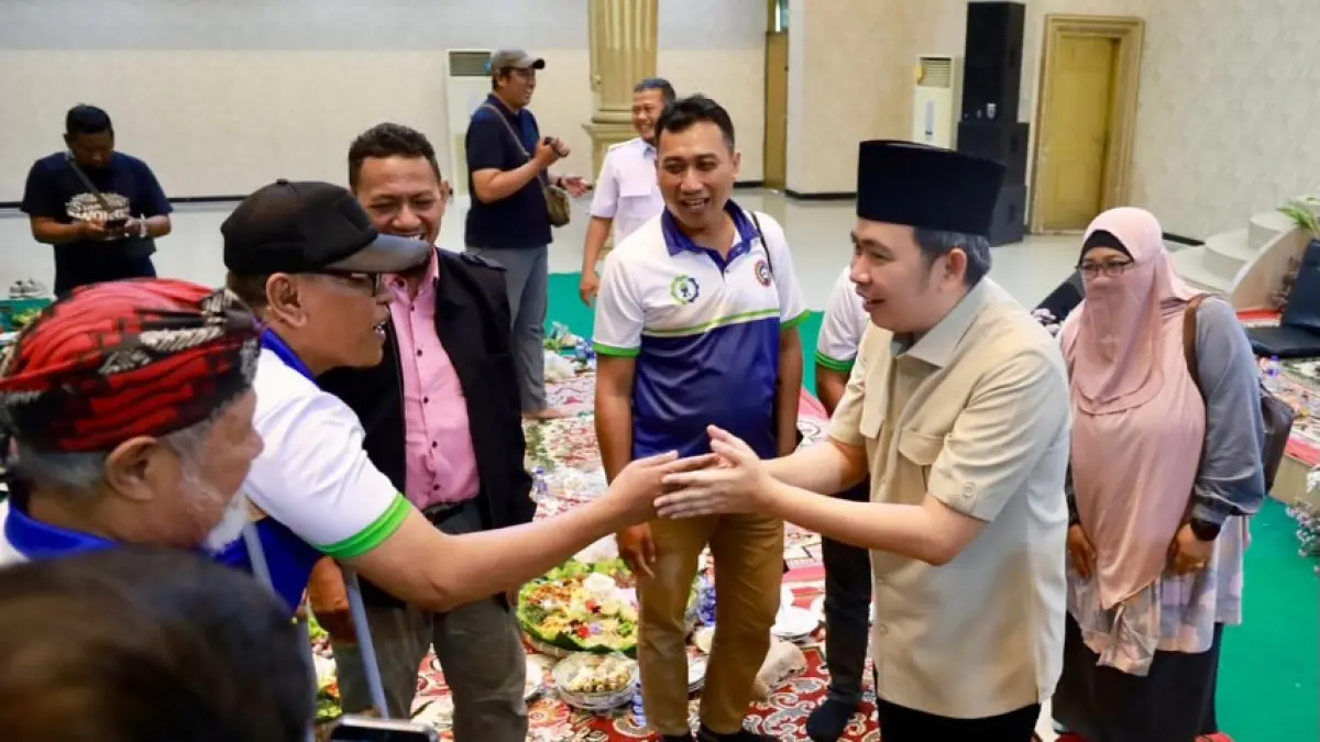 HANGAT: Gus Fawait bersama sejumlah pekerja yang tergabung dalam asosiasi buruh/pekerja, saat Perayaan Hari Buruh 1 Mei (May Day) di Pendapa Wahyawibawagraha (1/5). (DOK. GUS FAWAIT)