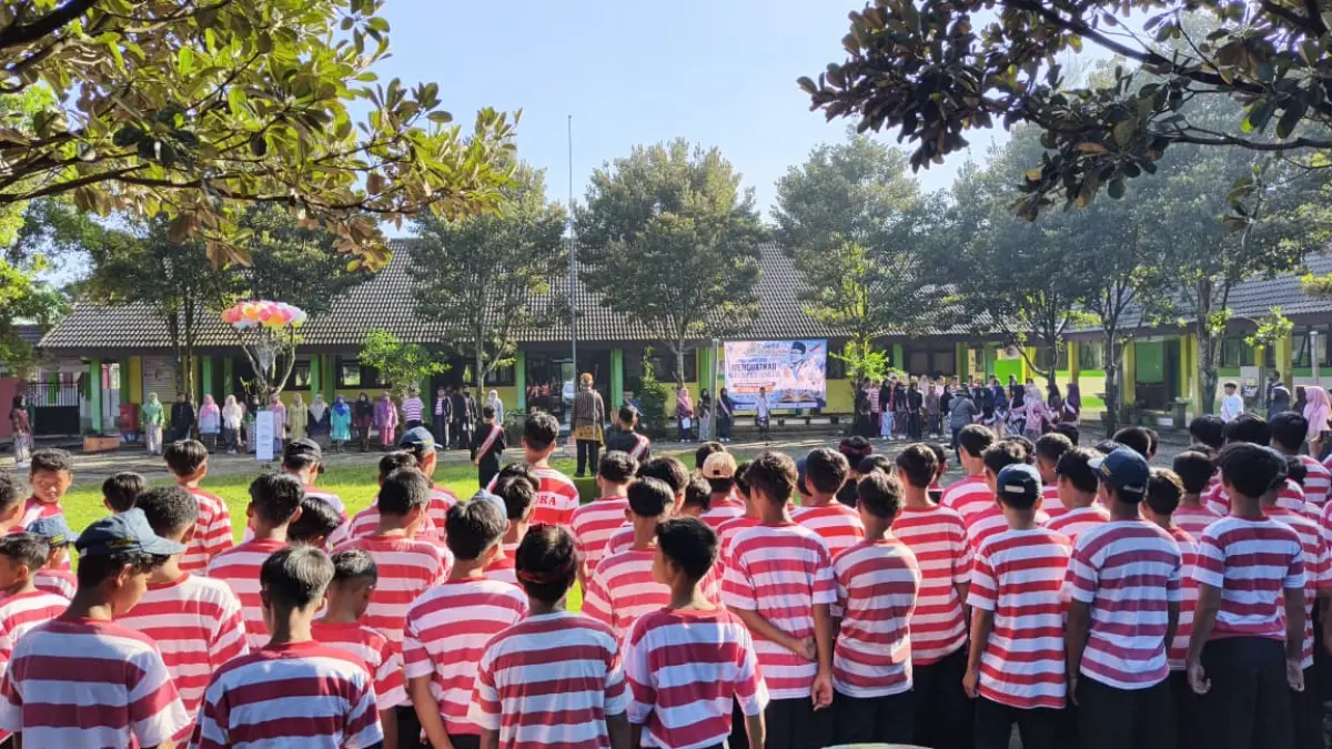 Selain menggelar upacara bendera, sekolah tersebut juga melaunching buku antologi berjudul "Cakap, Tanggap, Tangguh: Survival Leader Camp 2025.”