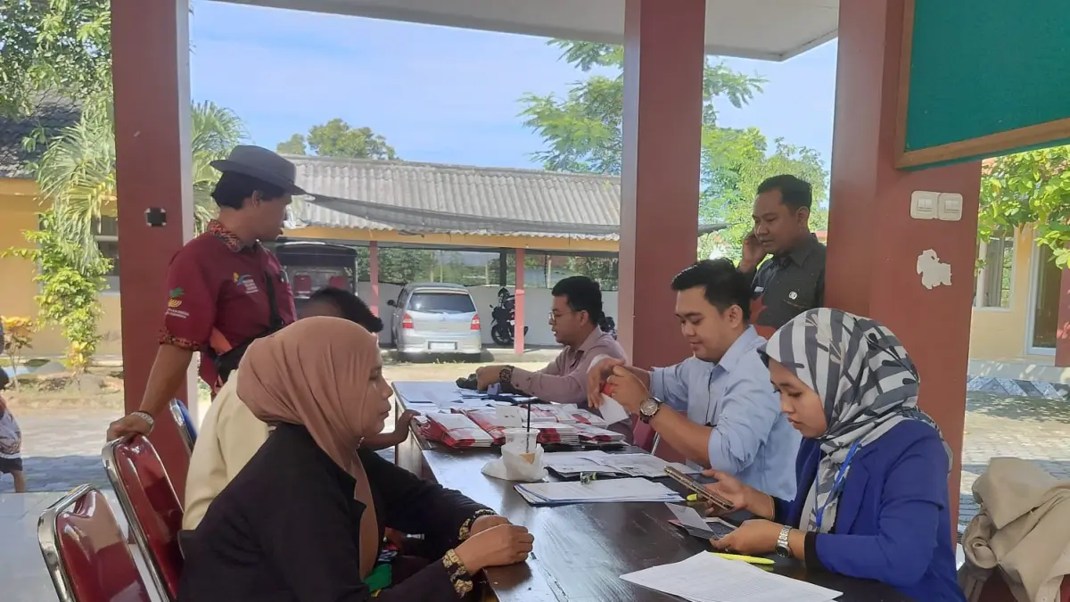 TERIMA BANTUAN: Proses penyaluran bansos Program Keluarga Harapan (PKH) di Kecamatan Mumbulsari, Senin (27/4). (PPID JEMBER)