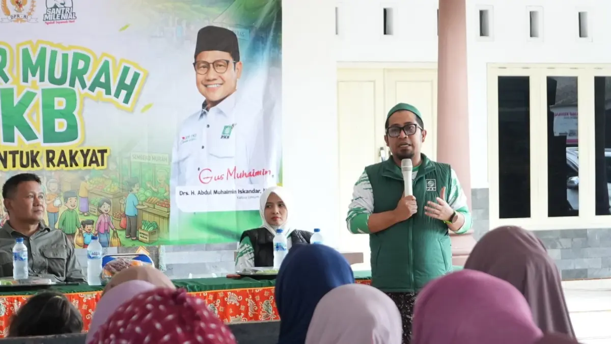 Anggota DPR RI Fraksi PKB, Muhammad Khozin, di sela-sela giat operasi pasar murah, di Desa Wonojati, Kecamatan Jenggawah, Jember, Minggu (3/5/2026). (Dok. Adil SP).