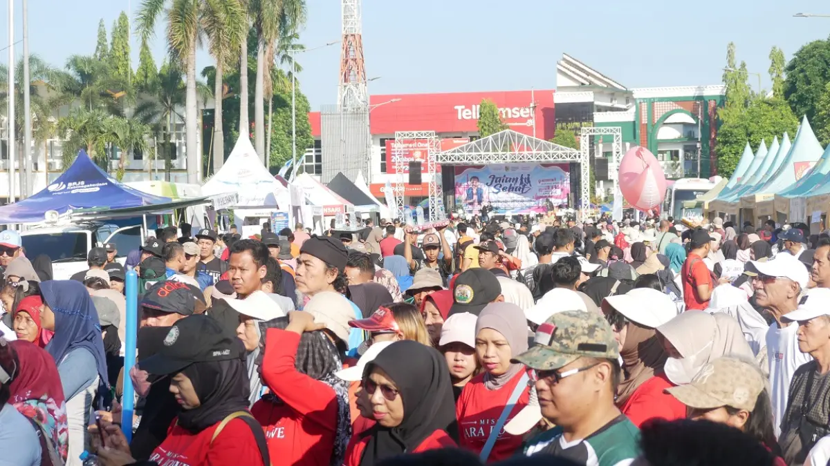 HARMONI: Jalan Sehat May Day diikuti ribuan buruh, masyarakat, serta pengusaha di depan Kantor Pemkab Jember, kemarin (3/5). (SIDKIN ALI/RADAR JEMBER)