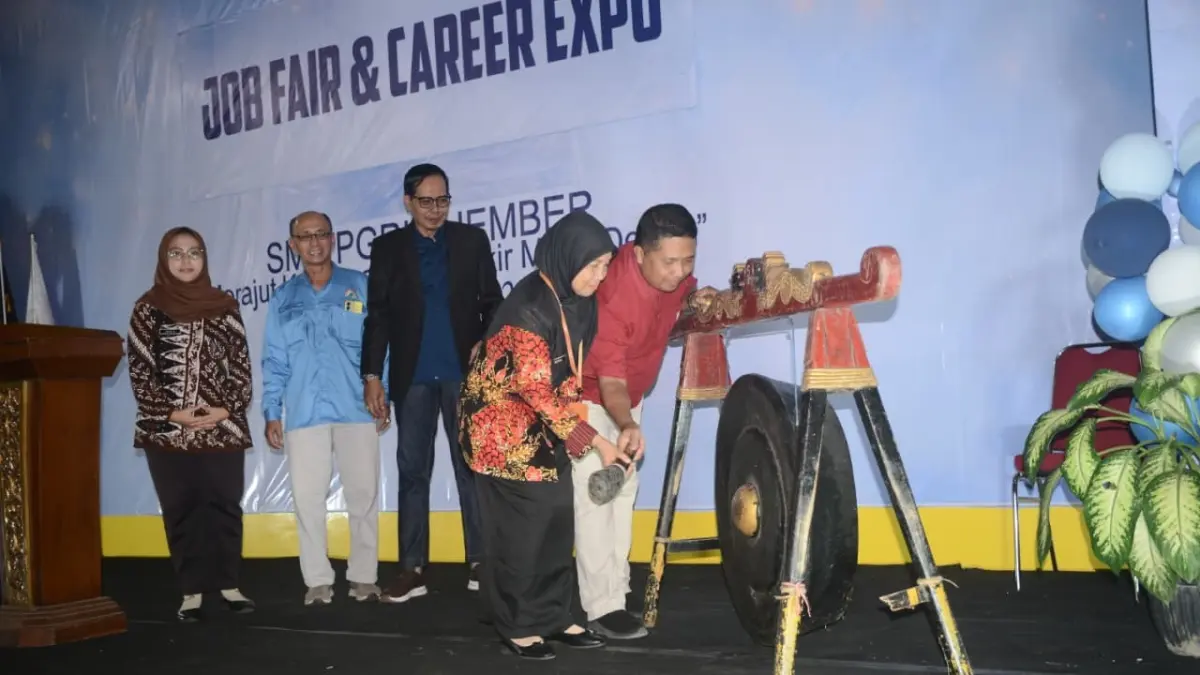 OPENING : Kepala SMK PGRI 5 Jember Saiful Anwar bersama perwakilan Disnaker Jember dan perusahan dalam pembukaan Job Fair ke 19 di SMK PGRI 5 Jember. (M. ADHI SURYA/RADAR JEMBER)