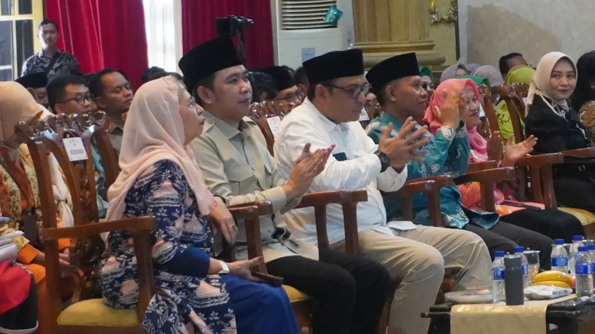 TUGAS BERSAMA: Gus Fawait membersamai Dr. Itje Chodidjah, praktisi pendidikan terkemuka, saat acara Talkshow memperingati Hardiknas 2026, bersama ratusan kepala sekolah, di Pendapa Wahyawibawagraha, Sabtu (2/5). (MAULANA/RADAR JEMBER)