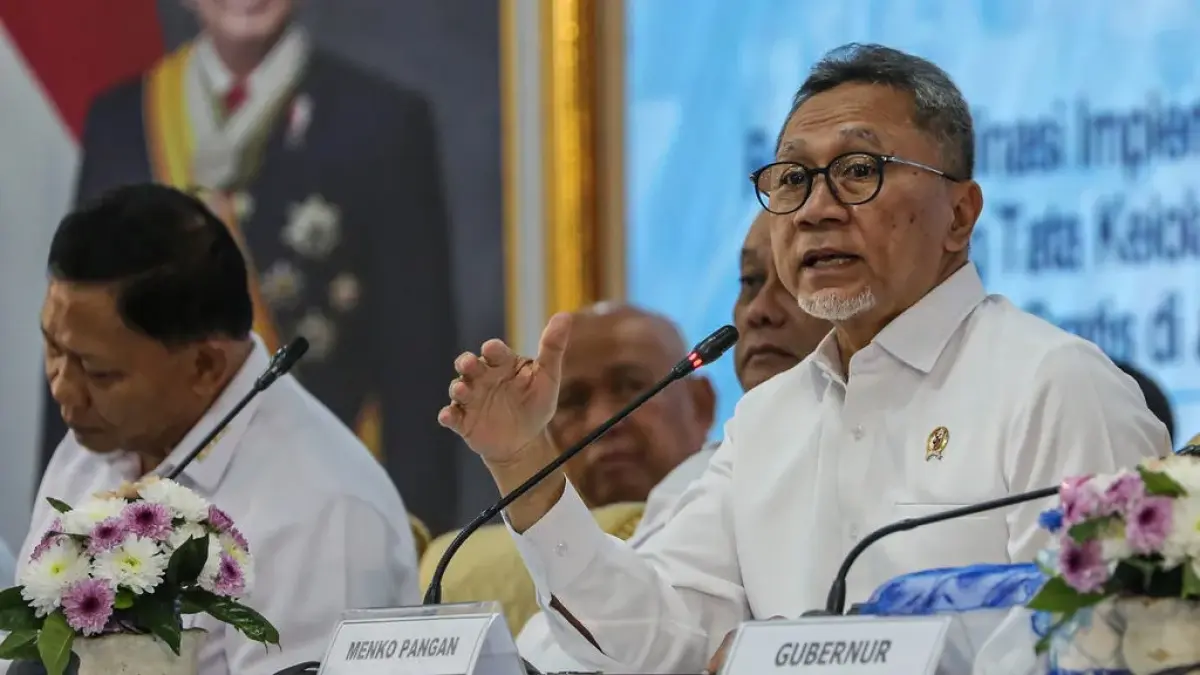 Menteri Koordinator Bidang Pangan Zulkifli Hasan (kanan) menyampaikan paparan saat mengikuti Rapat Koordinasi Penyelenggaraan Program Makan Bergizi Gratis di Provinsi Jateng di Gedung Gradhika Bhakti Praja, Semarang, Jawa Tengah, Selasa (3/3/2026). (Antara Foto/Makna Zaezar/YU)