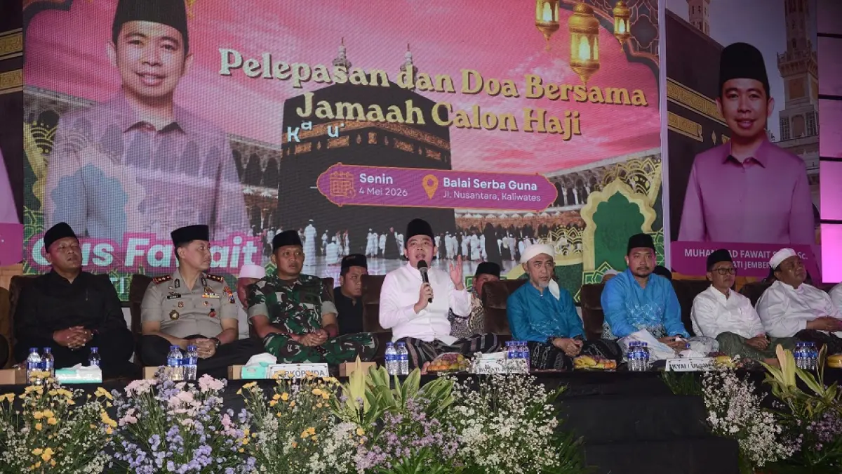 KAWAL BERSAMA: Bupati Gus Fawait bersama para alim ulama, pejabat forkopimda dan jajaran kepala OPD, saat hadir di tengah-tengah sholawat dan doa bersama untuk calon jamaah haji Jember, di Balai Serba Guna Kaliwates, Jember, Senin (4/5). (M. ADHI SURYA/RADAR JEMBER)
